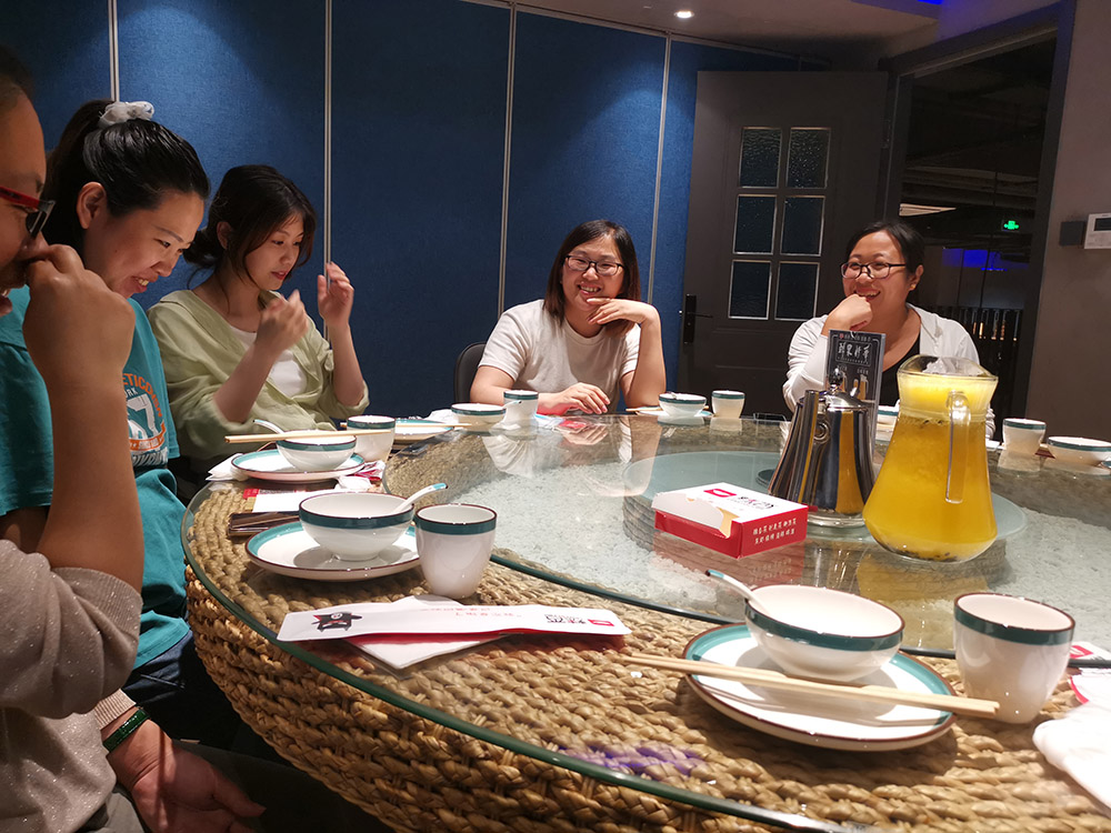 Several colleagues have dinner after overtime