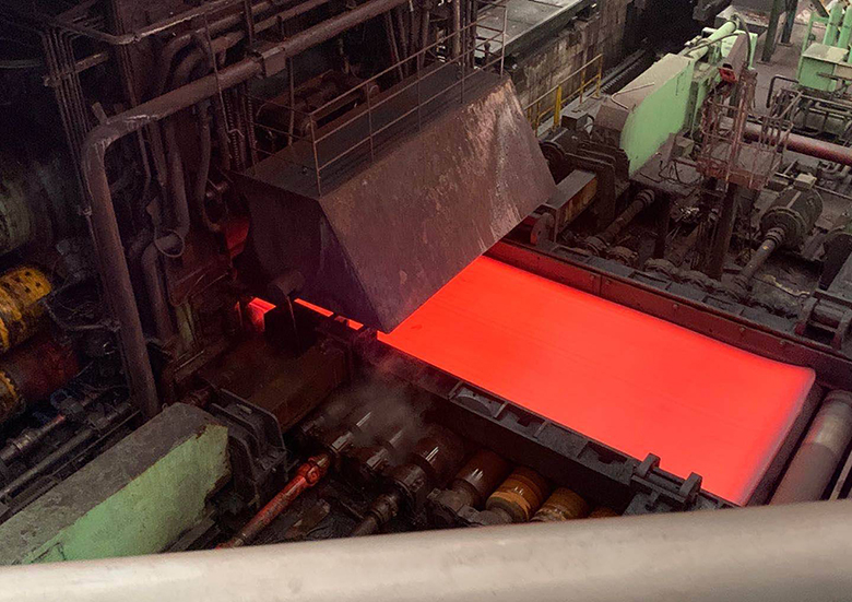 What is the reason for the blue color on the shear surface of hot-rolled medium and thick steel plates?