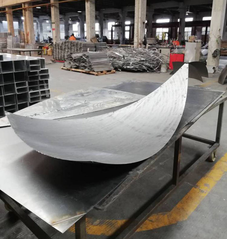 How to flatten the deformed stainless steel plate?