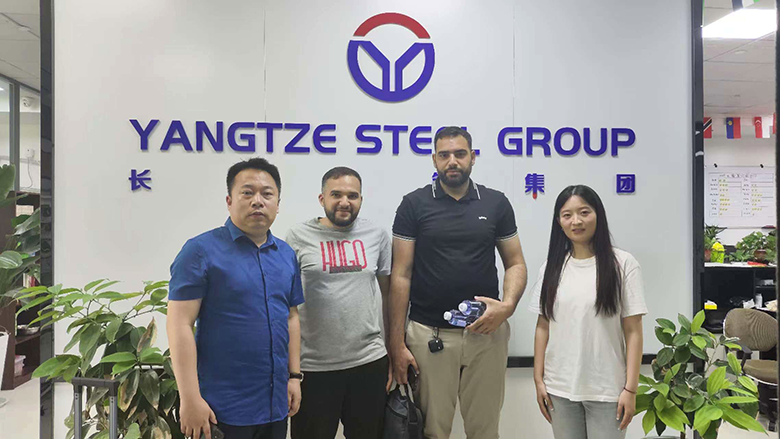 Important customers visit our company