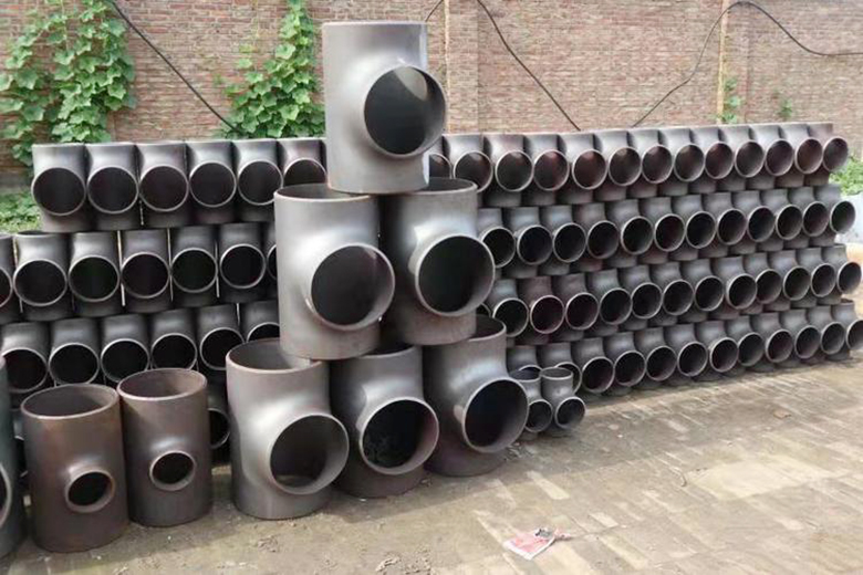 What are the common materials for steel pipe tees?