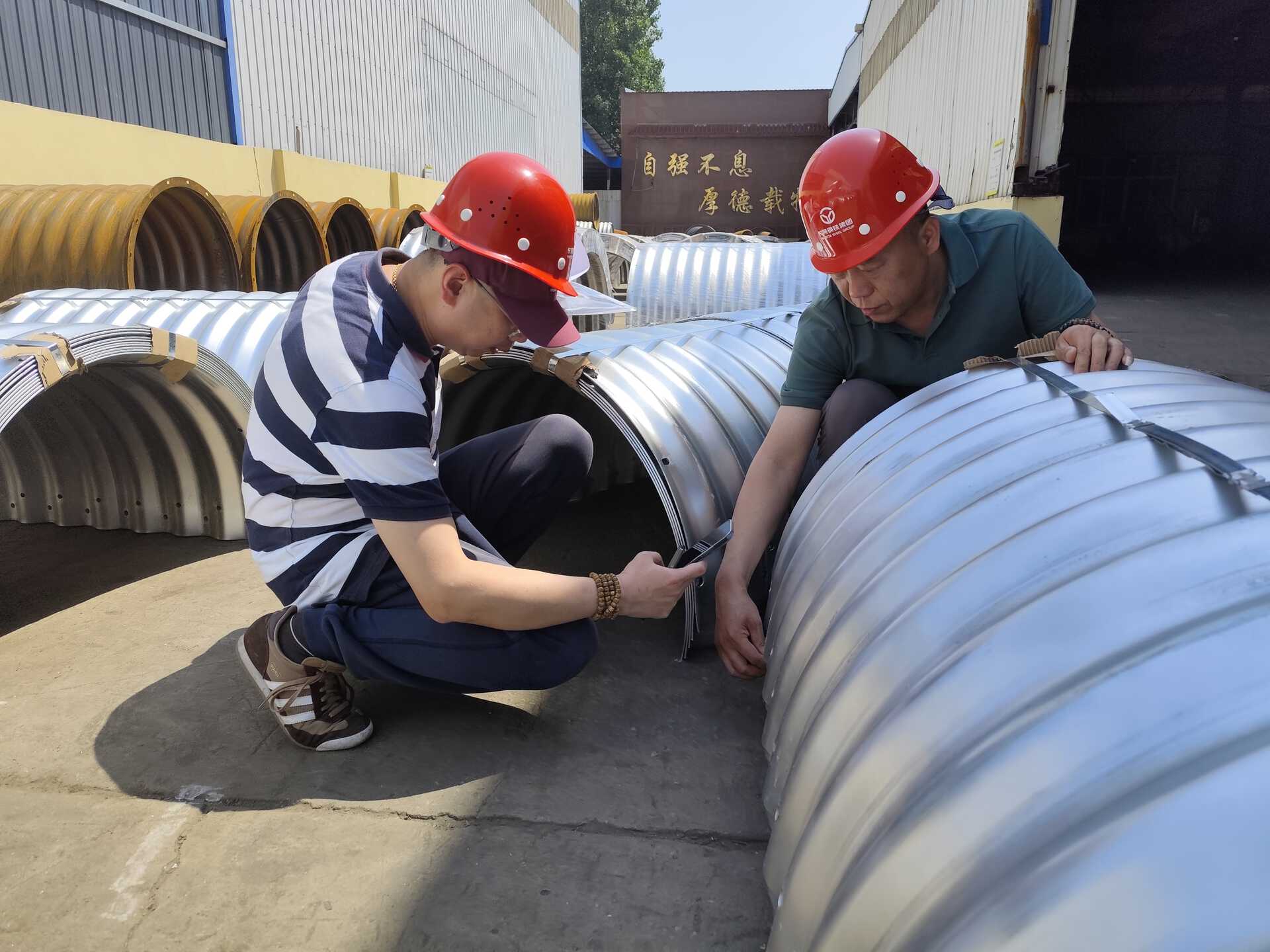 1000tnt-Company executives and client representatives jointly inspect the corrugated culvert pipes.jpg 1000tnt-Company executives and client representatives jointly inspect the corrugated culvert pipes.jpg