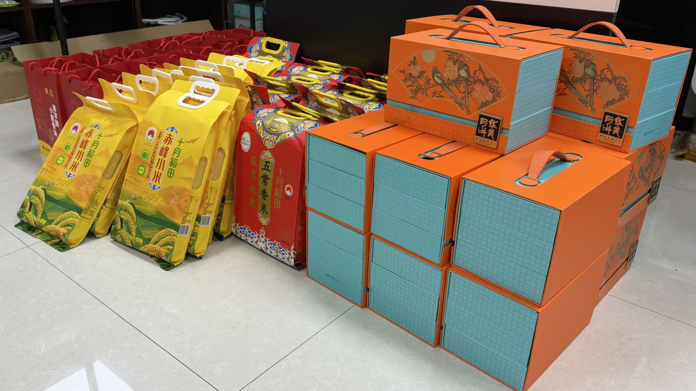 Yangtze Steel Delivers Heartwarming Mid-Autumn Gifts to All Employees.jpg